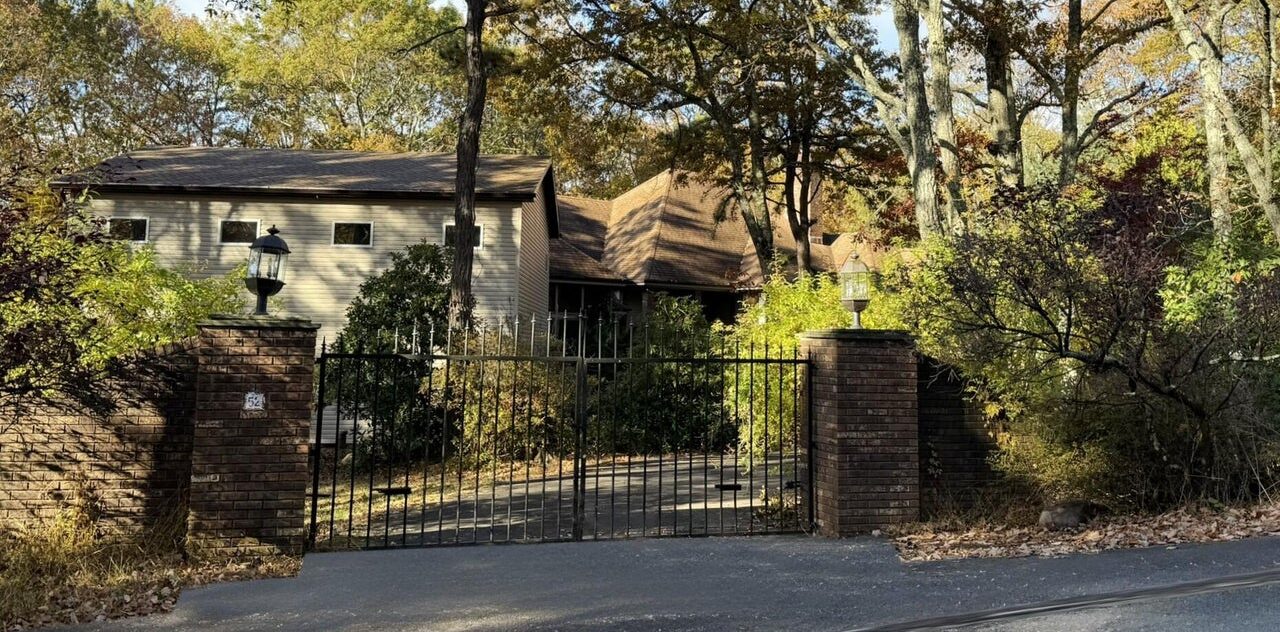 PLATINUM LISTING 144 Ladderback Lane Cresco, PA 18326